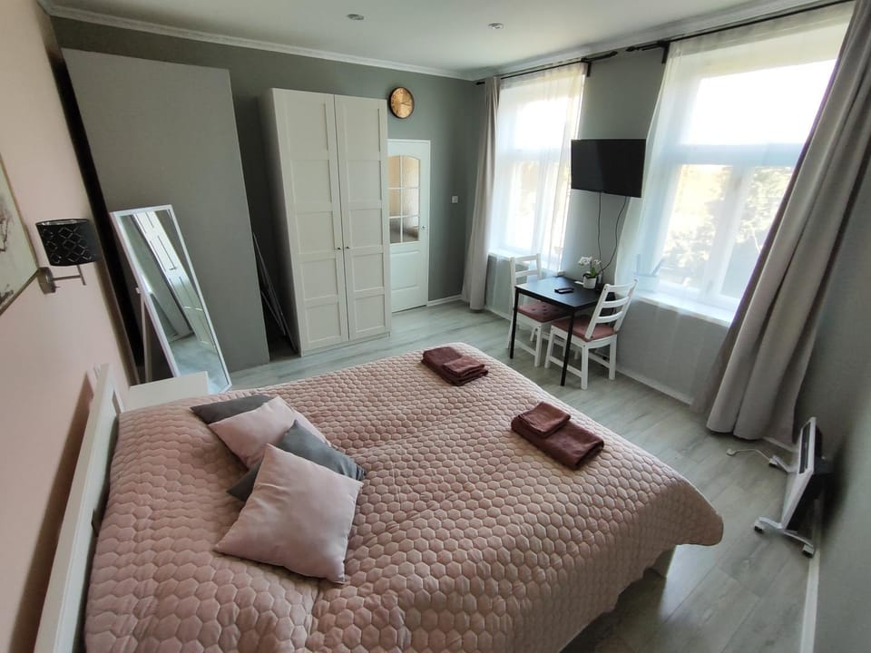 TV and multimedia, Photo of the whole room, Bedroom