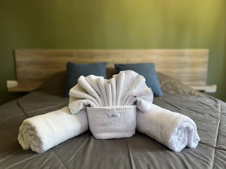Bed, Bedroom, towels