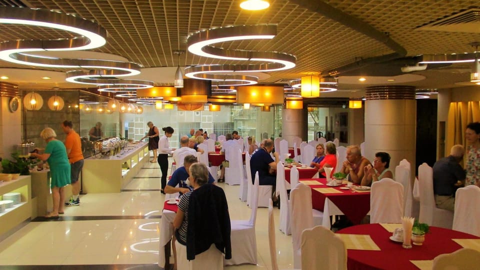 Restaurant/places to eat, group of guests