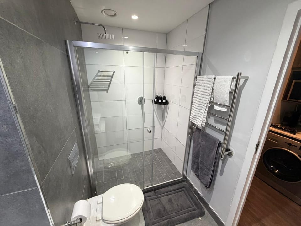 Modern Luxury Studio with Breathtaking City Views - No Load Shedding Apartment in Cape Town