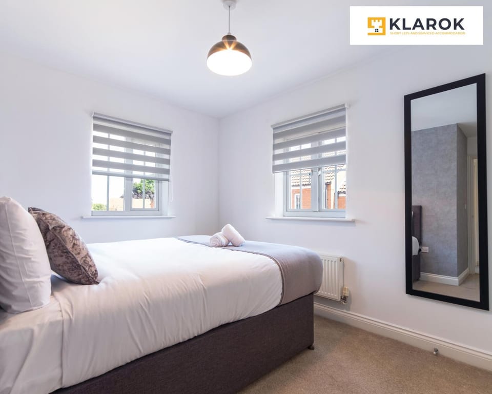 Bed, Photo of the whole room, Bedroom, heating, towels