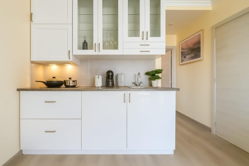 Coffee/tea facilities, Kitchen or kitchenette, minibar, stove