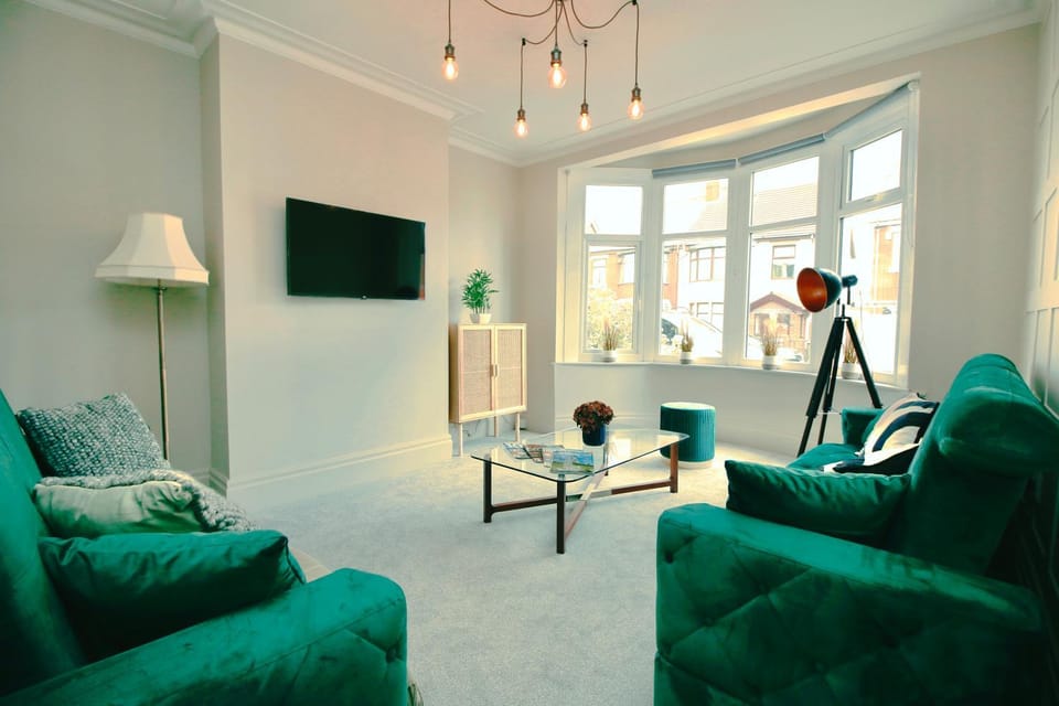 XxHot TubxX 4Bed semi, sleeps 8, 2 bathrooms House in Blackpool