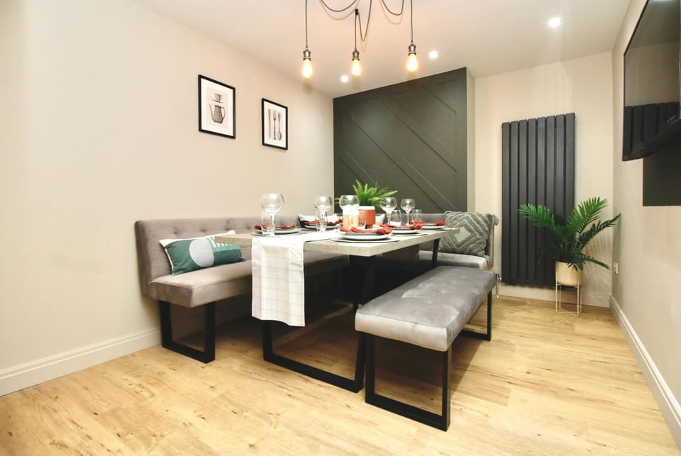 XxHot TubxX 4Bed semi, sleeps 8, 2 bathrooms House in Blackpool