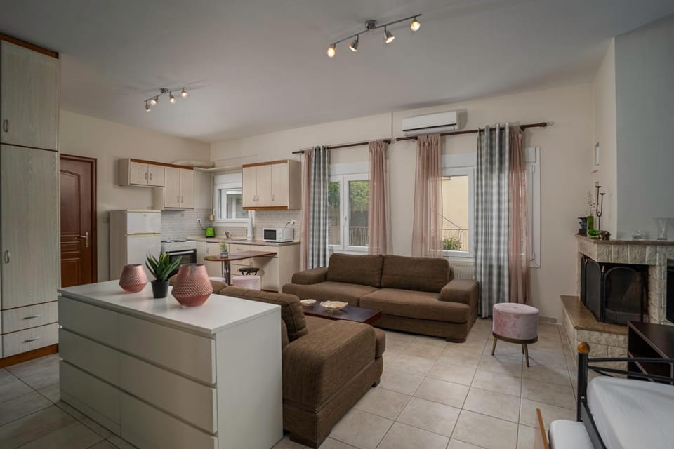 Kitchen or kitchenette, Seating area