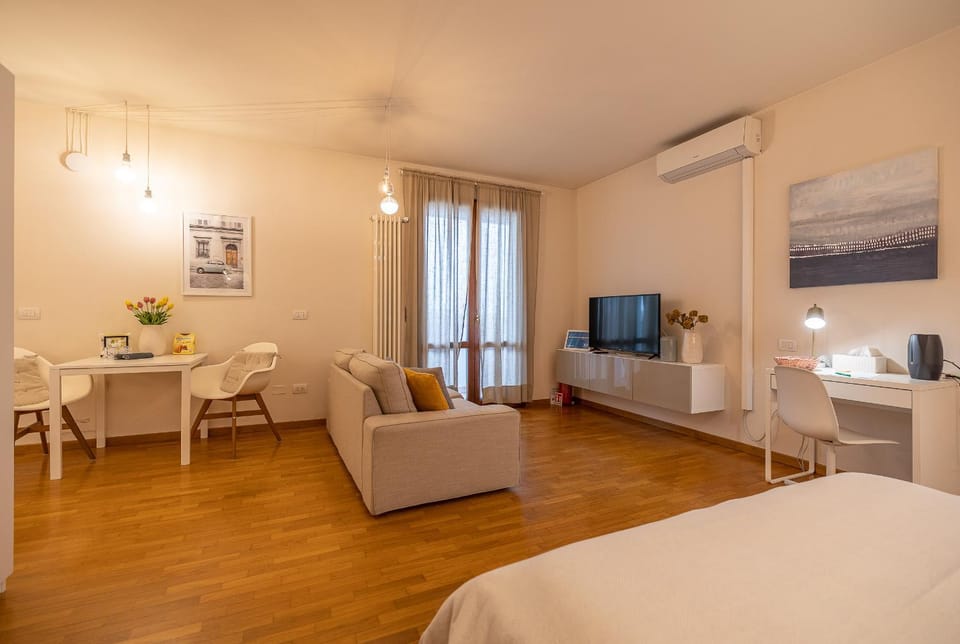 Day, Living room, Seating area