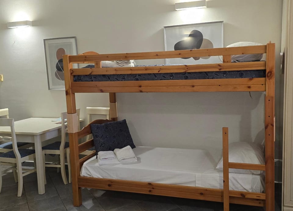 Bedroom, bunk bed