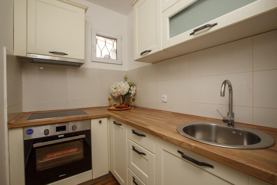 Kitchen or kitchenette, kitchen