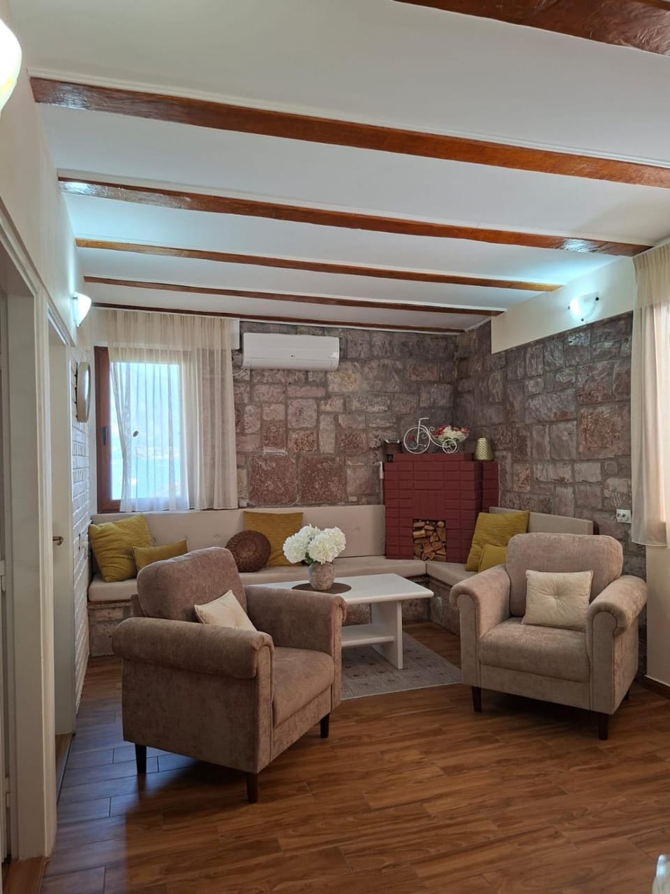 Living room, Seating area, air conditioner