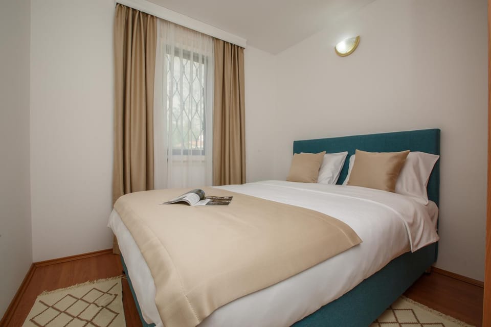 Property building, Bed, Bedroom