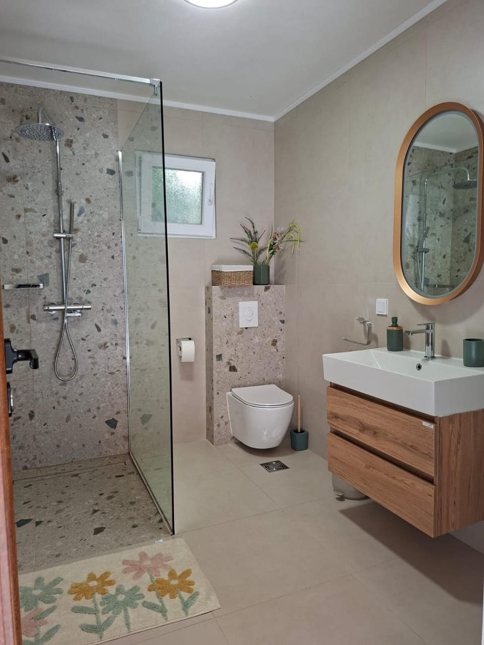 Shower, Toilet, Property building, Bathroom, towels