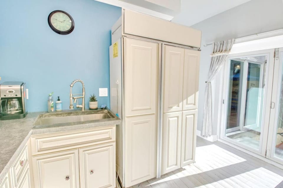 Spacious Oasis - Parking, Private Patio & Roofdeck Apartment in Philadelphia