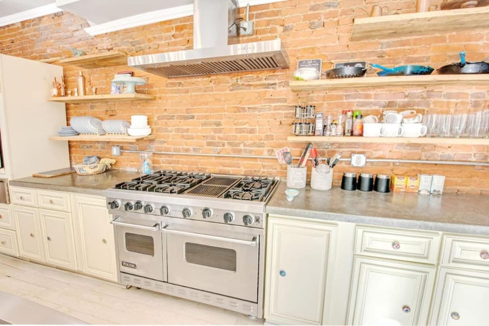 Spacious Oasis - Parking, Private Patio & Roofdeck Apartment in Philadelphia