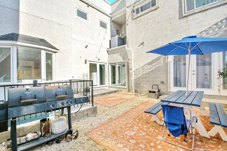 Spacious Oasis - Parking, Private Patio & Roofdeck Apartment in Philadelphia
