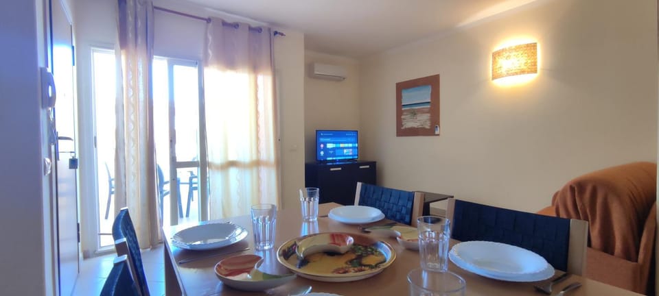 TV and multimedia, Living room, Seating area, Dining area