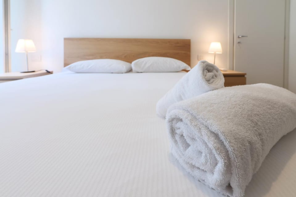 Bedroom, towels