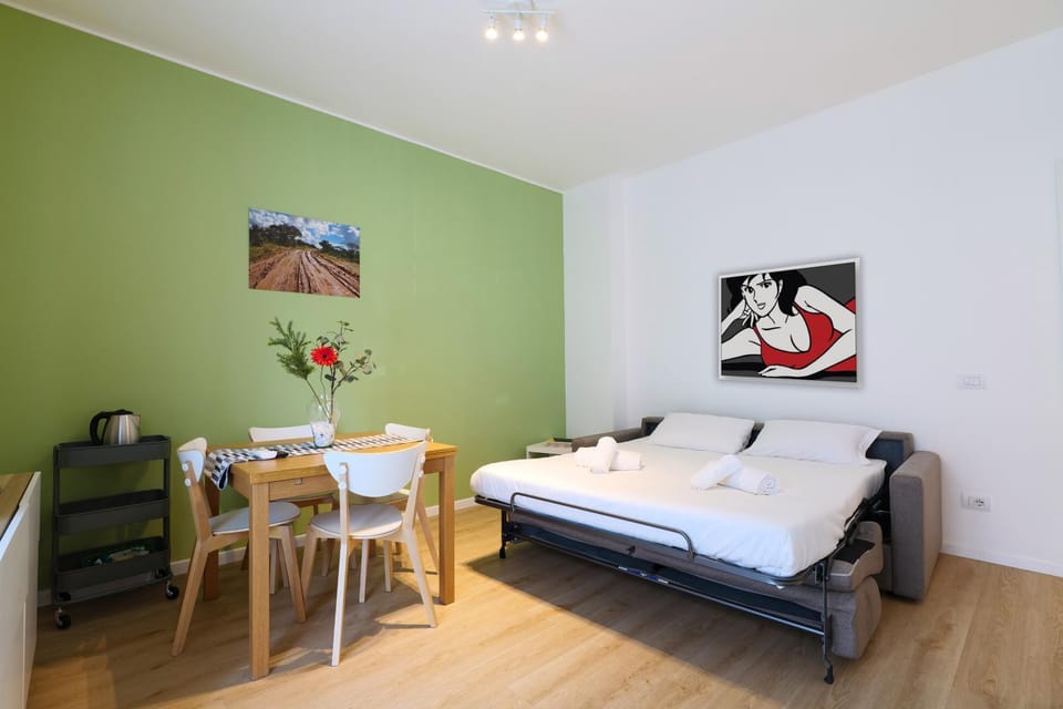 Bed, Living room, Photo of the whole room, Seating area, Dining area