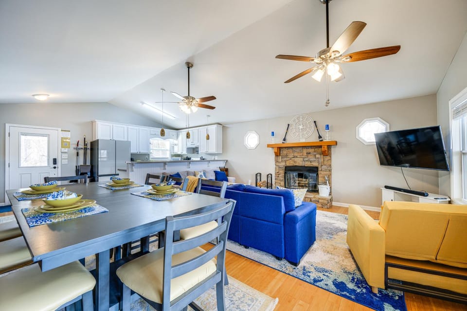 Lakefront Eatonton Getaway w/ Dock & Grill! House in Lake Sinclair