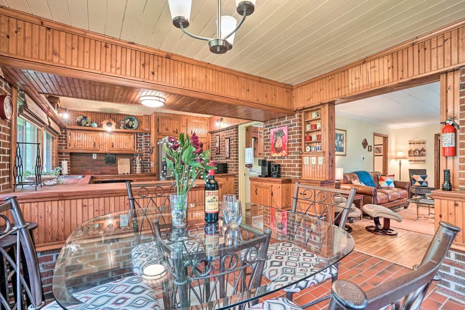 Pet Friendly Home w/ Hot Tub, Patio & Game Room! House in Georgia