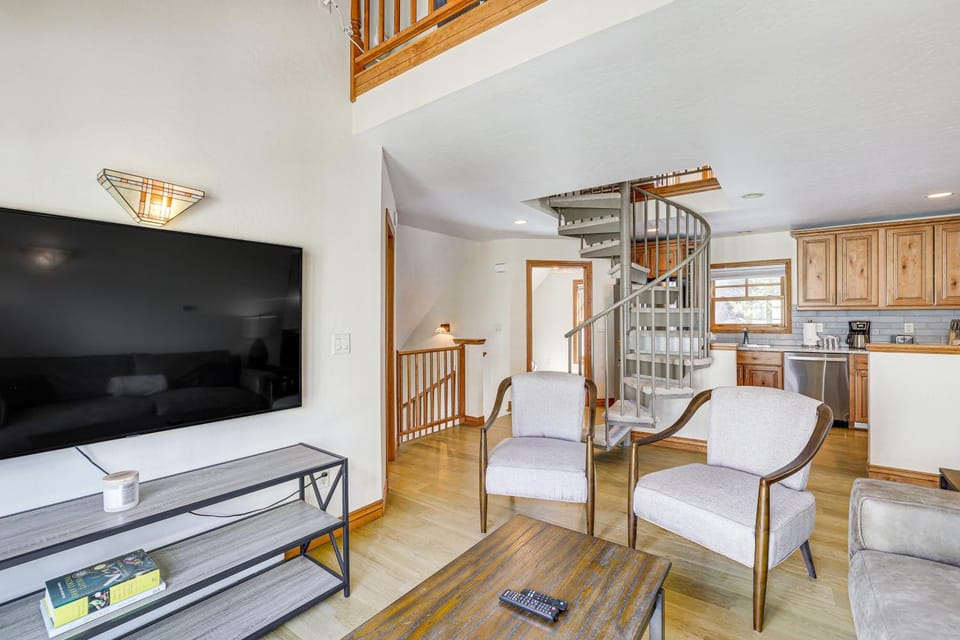 Walk to Ski Gondola: Mtn-View Breckenridge Condo House in Breckenridge