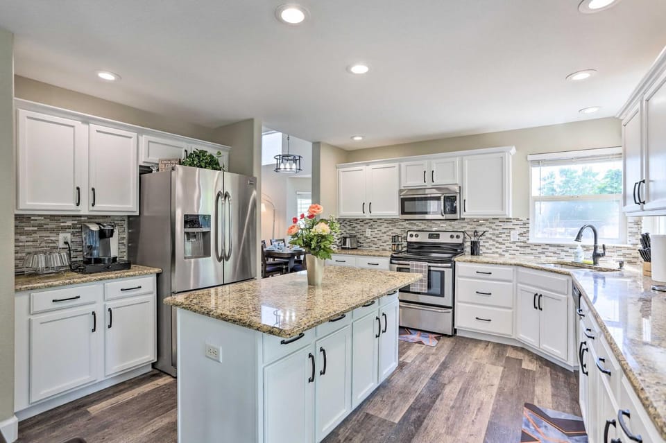 Spacious Parkview Home 12 Mi to Denver, Game Room House in Northglenn