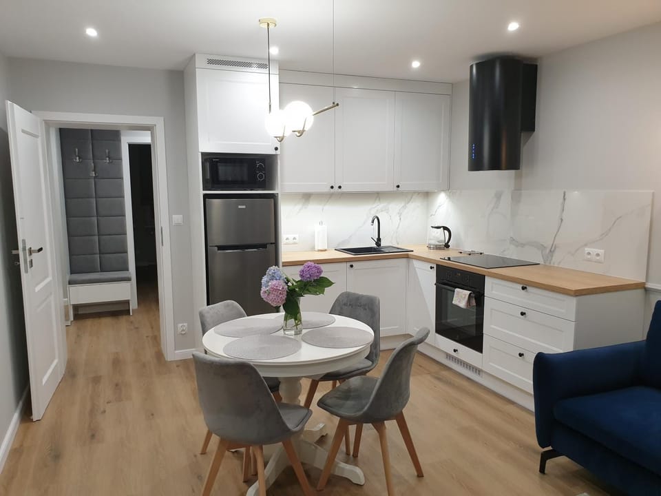 Kitchen or kitchenette, Dining area