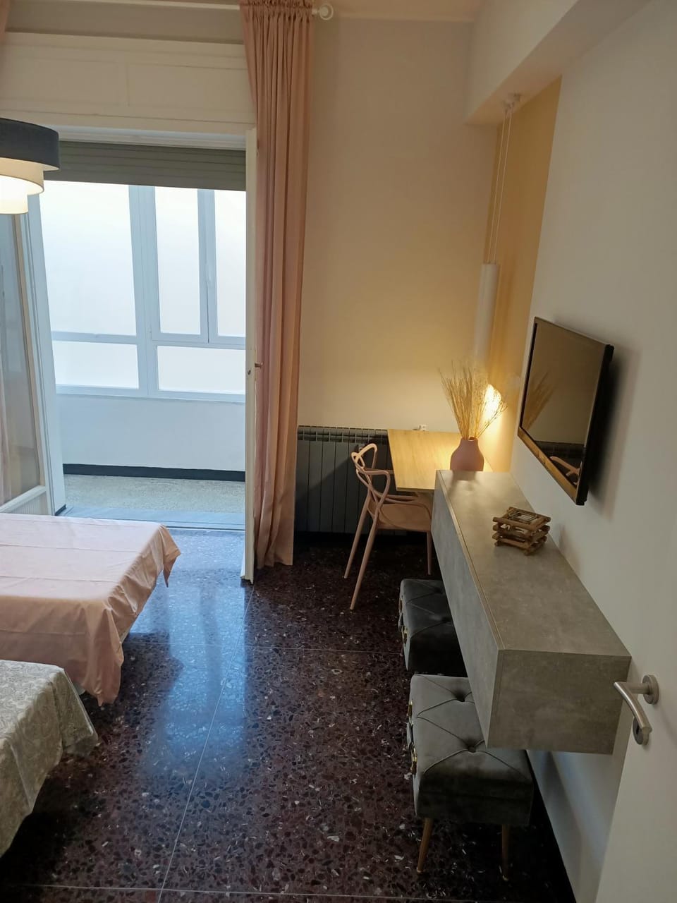 Bed, TV and multimedia, Photo of the whole room, Bedroom