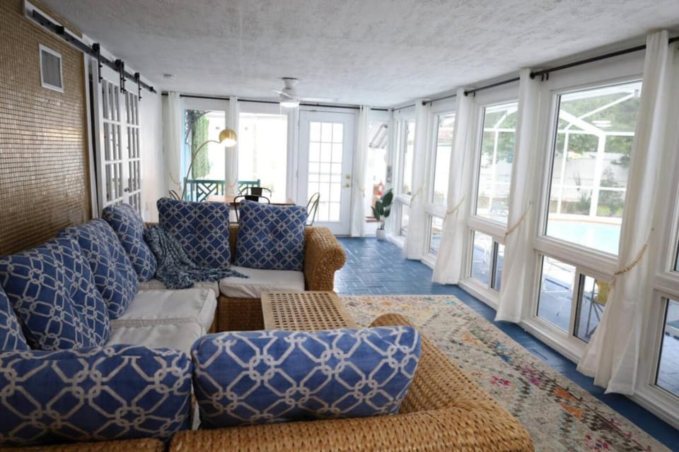 Wave Cave - Beach, Heated Pool, BBQ, Family, Friends, Fun House in St Petersburg