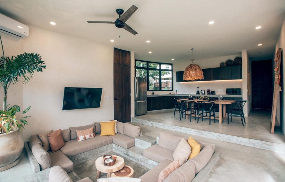 TV and multimedia, Kitchen or kitchenette, Living room, Seating area, Dining area, stove