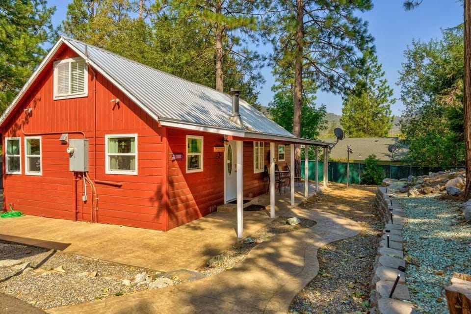 Acorn Cabin - Charming Place, Your getaway to Yosemite, Bass Lake Cabin in Sierra Nevada