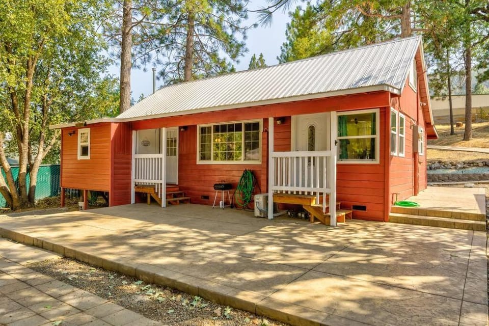 Acorn Cabin - Charming Place, Your getaway to Yosemite, Bass Lake Cabin in Sierra Nevada