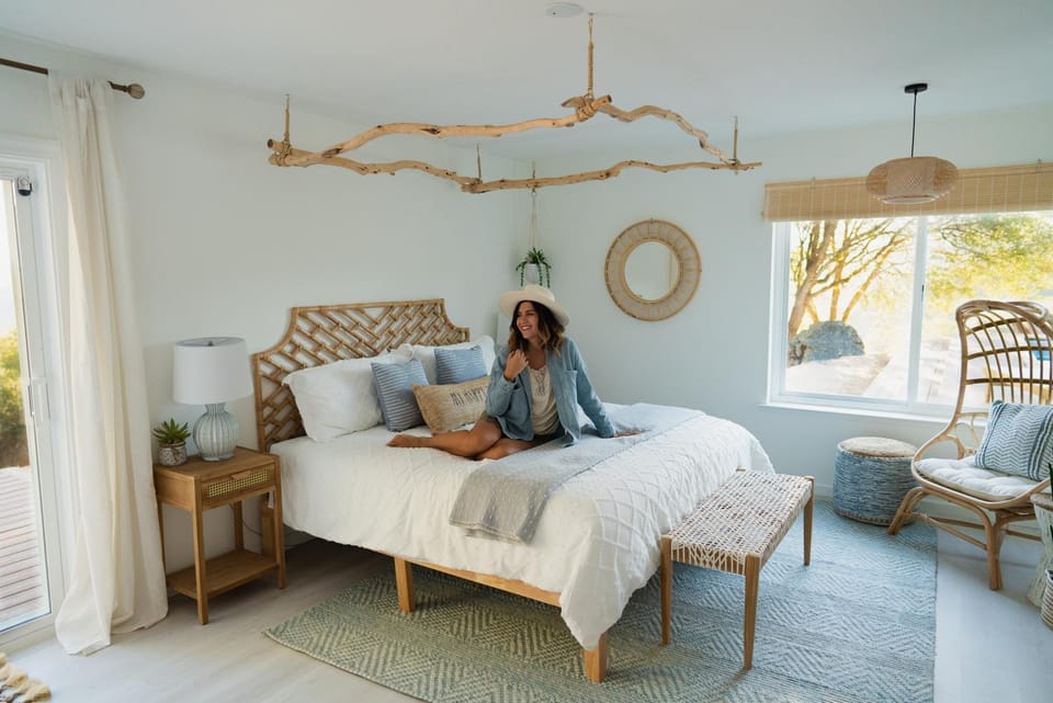Bed, People, Photo of the whole room, Seating area, Bedroom