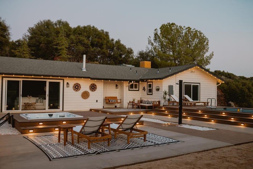 Property building, Patio, Natural landscape, Hot Tub, Swimming pool, sunbed