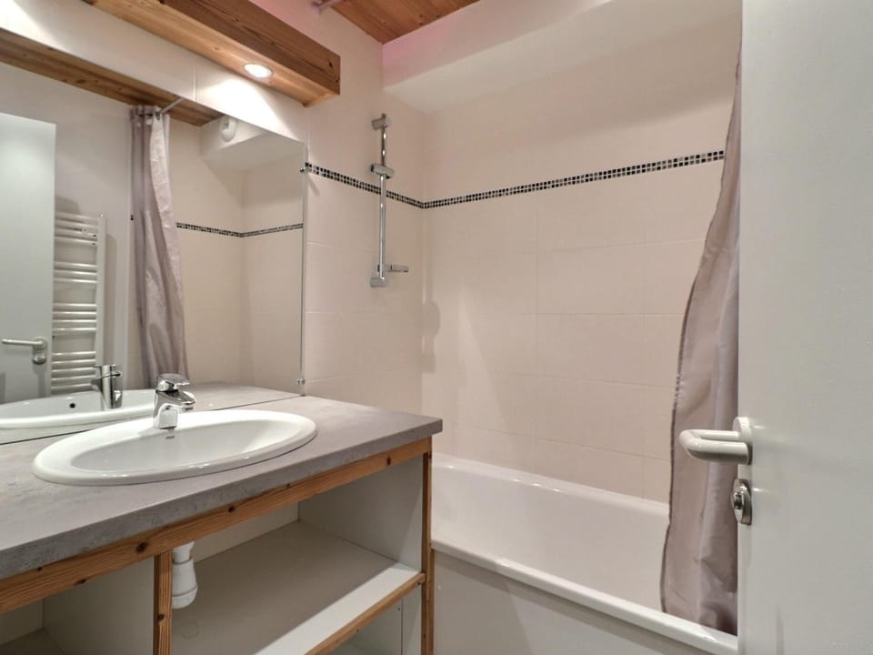 Confort 2 Pièces, Skis aux Pieds, Proche Commerces - FR-1-182A-18 Apartment in Les Allues