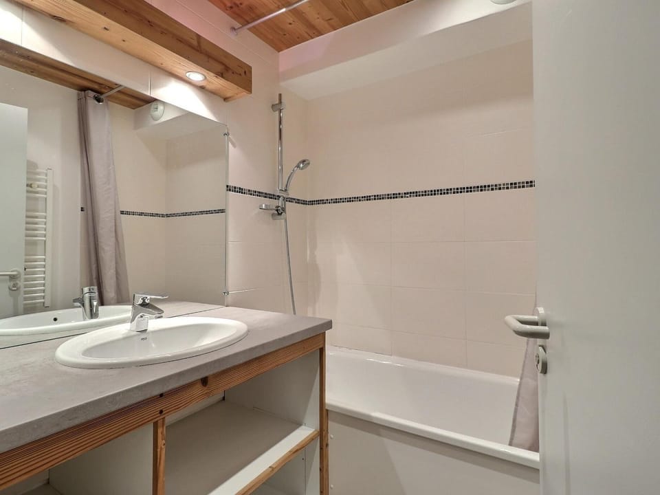 Confortable 2 Pièces, Skis aux Pieds, Proche Commerces - FR-1-182A-31 Apartment in Les Allues