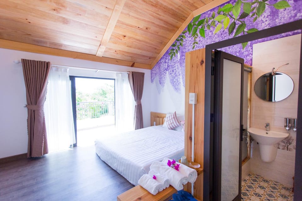 Shower, Toilet, Bed, Photo of the whole room, Bedroom