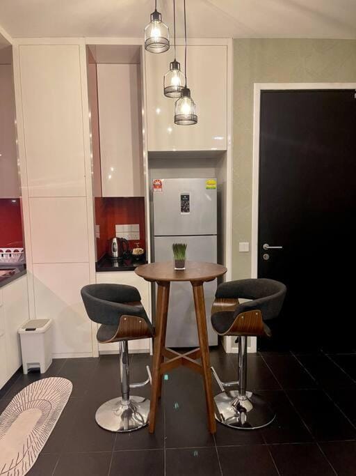 Arcoris Mont Kiara - Huge Balcony for 8 pax 1B1BR - 2 queen and 1 Partition Room Bunk Bed Apartment in Petaling Jaya