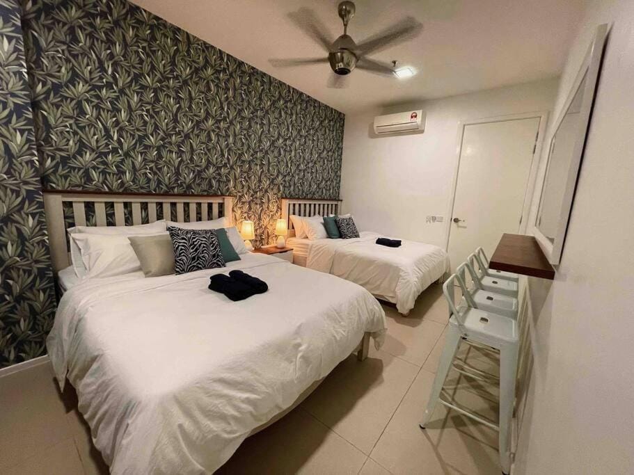 Arcoris Mont Kiara - Huge Balcony for 8 pax 1B1BR - 2 queen and 1 Partition Room Bunk Bed Apartment in Petaling Jaya