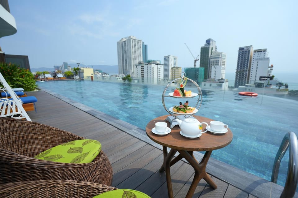 View (from property/room), Balcony/Terrace, Food and drinks, Dining area, Pool view, Swimming pool, sunbed