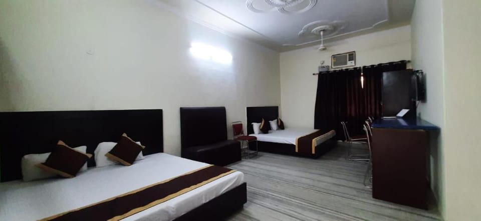 Bed, TV and multimedia, Photo of the whole room, Bedroom, wardrobe, air conditioner