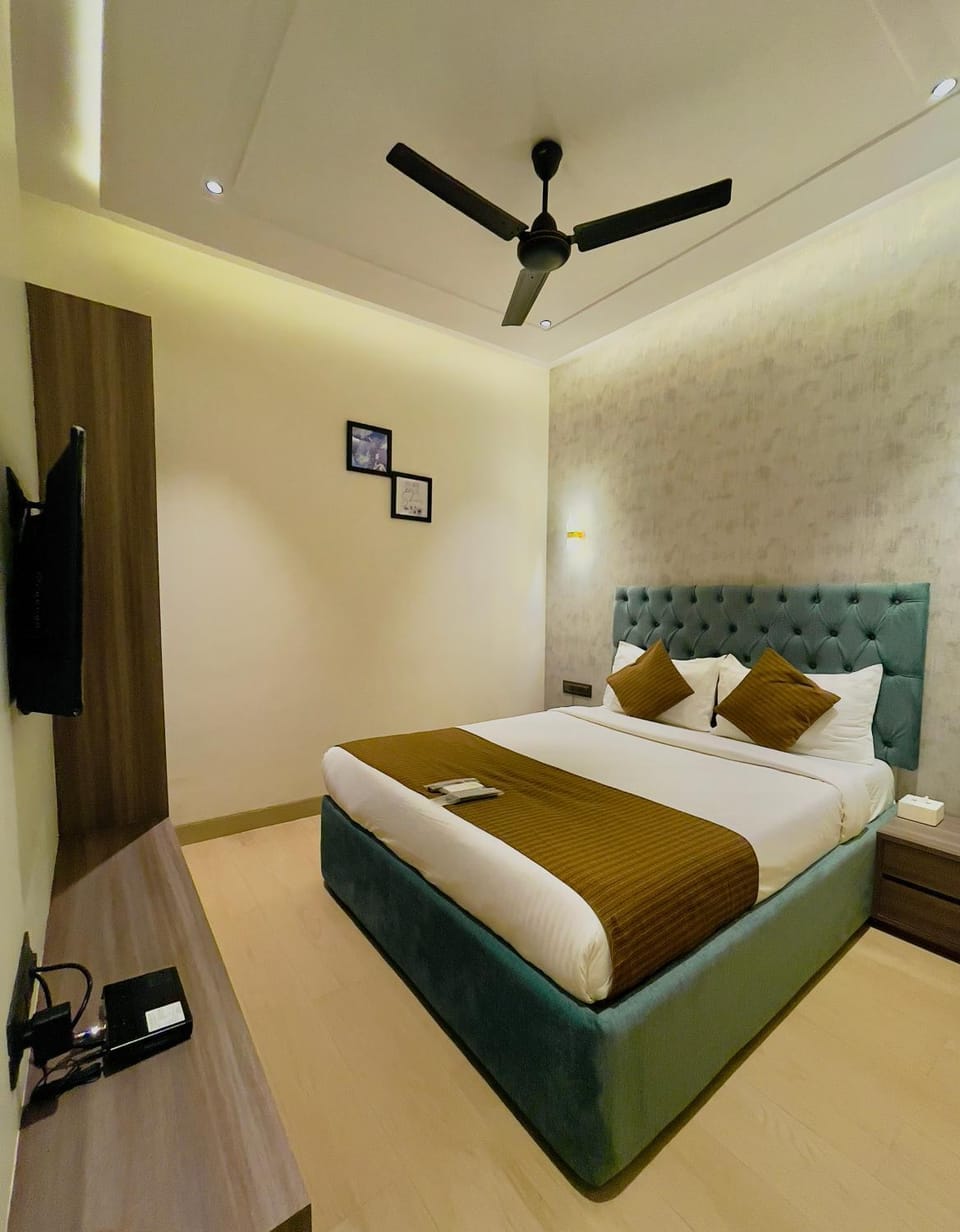 Bed, TV and multimedia, Photo of the whole room, Bedroom, fireplace, air conditioner