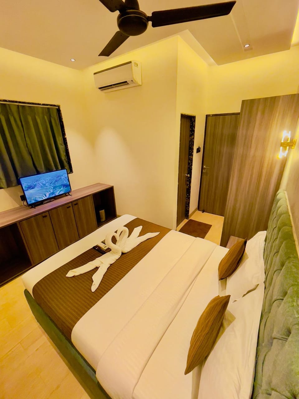 Bed, Bathroom, TV and multimedia, Photo of the whole room, Evening entertainment, Bedroom, fireplace, towels, air conditioner
