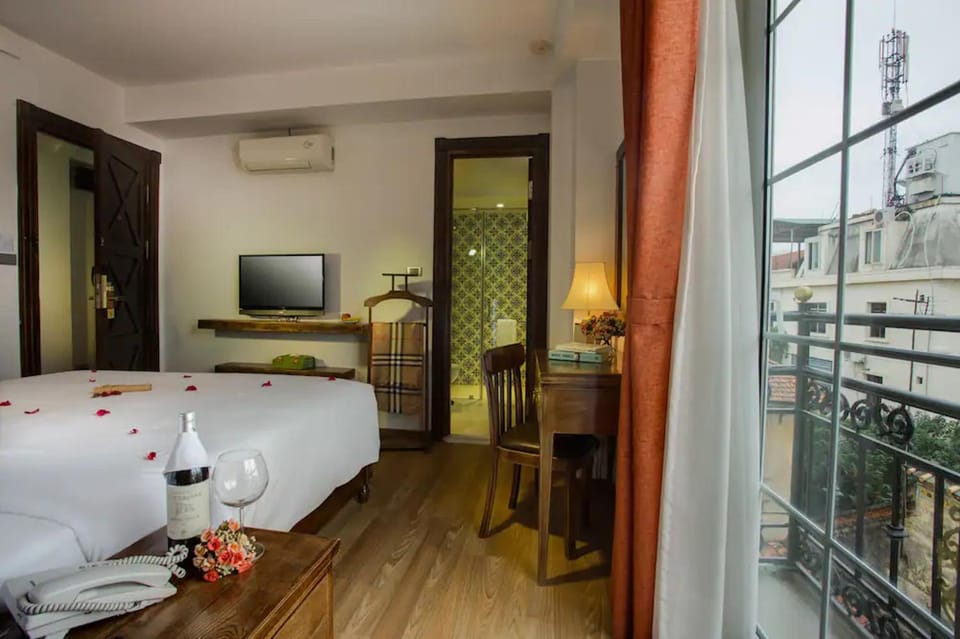 Bed, TV and multimedia, Coffee/tea facilities, View (from property/room), Balcony/Terrace, Living room, Photo of the whole room, Seating area, Bedroom, City view, Inner courtyard view, hair dresser