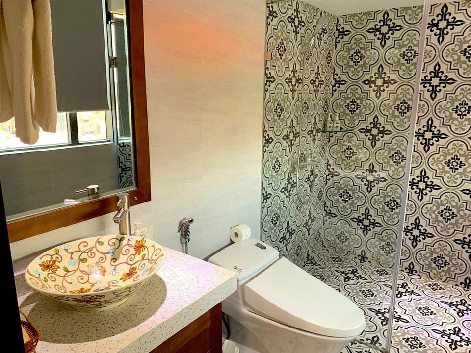 Shower, Toilet, Property building, Bathroom