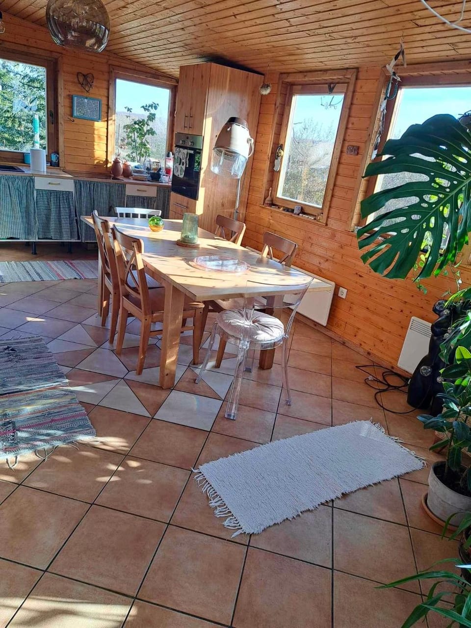 Dining area, kitchen