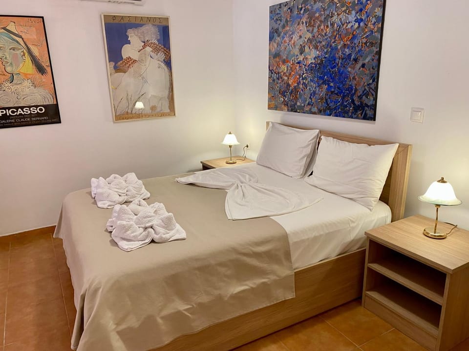 Bed, Bedroom, towels