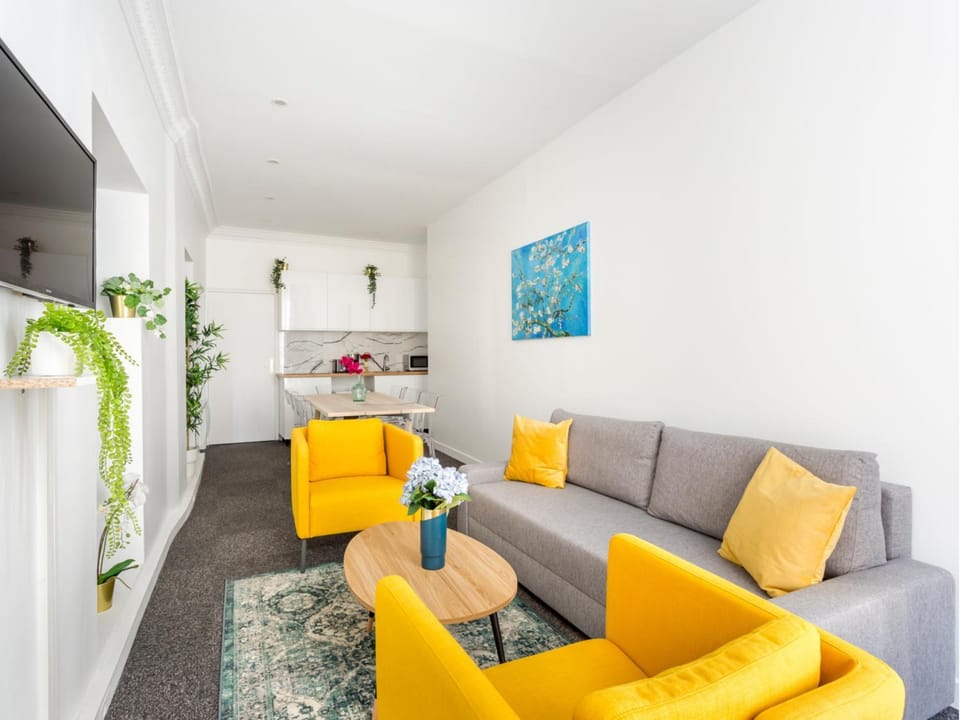 TV and multimedia, Kitchen or kitchenette, Living room, Dining area, stove
