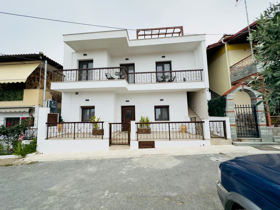 Property building, Facade/entrance, Balcony/Terrace