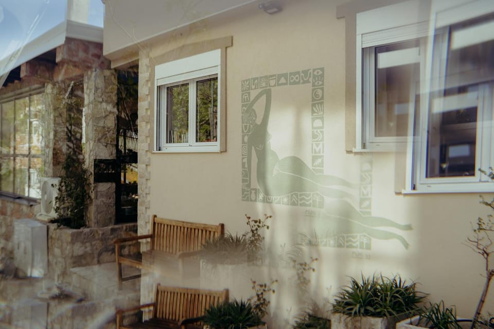 Property building, Facade/entrance, Day