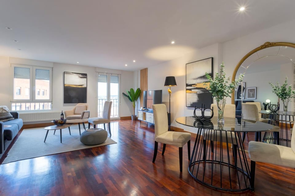 TV and multimedia, Living room, Seating area, Dining area